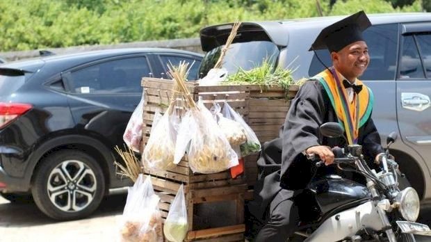Amirudin Pemuda Pedagang Sayur Keliling yang Kini Jadi Sarjana