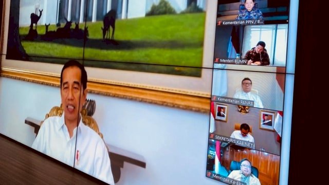 Jokowi Perdana Lakukan Rapat Terbatas Versi Online, Langsung dari Rumah Masing-masing