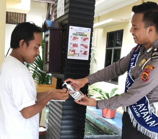 Masuk ke Polres Muarojambi, Masyarakat Wajib Cuci Tangan