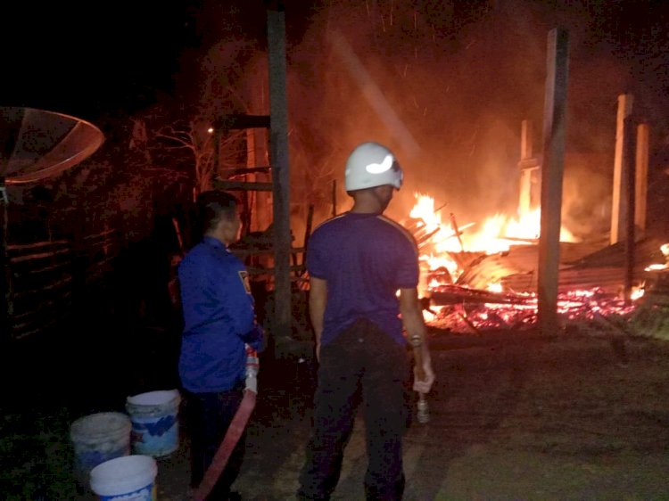 Heboh, Ditinggal Pergi, Satu Unit Rumah Warga Tanjung Sarolangun Ludes Terbakar