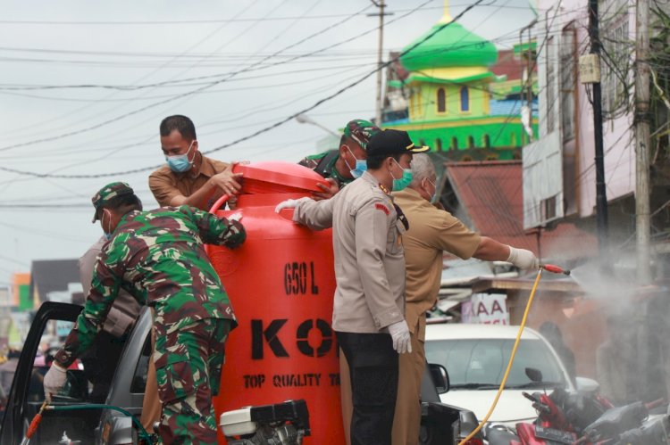Gunakan Mobil Polisi, Pemkab Tanjab Barat Semprot Cairan Disinfektan di Fasilitas Umum