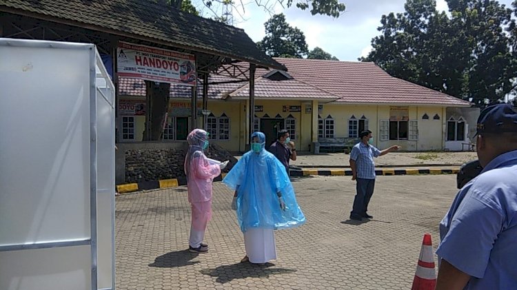 Tim Periksa 3 TKI Asal Malaysia di Terminal Alambarajo